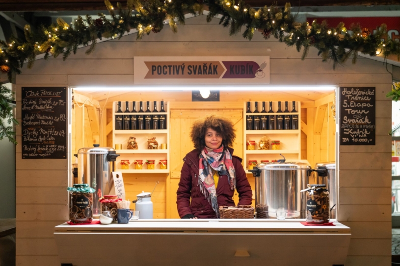 Advent bez davů a kýče. V Holešovické tržnici začínají vánoční trhy, hrají se filmy a děti píšou Ježíškovi