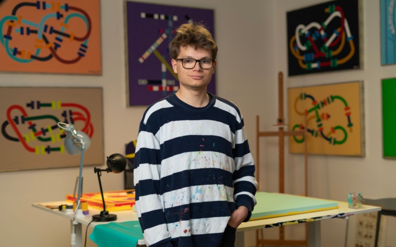 Je mu 21 a jeho obrazy se prodávají za statisíce. Autistický tvůrce Maatty teď vybírá na pomoc dětem