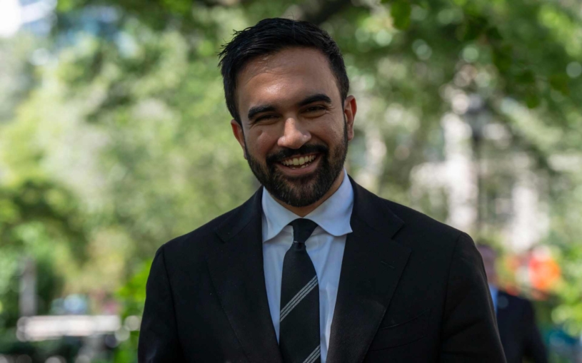 Chce vyšší daně, dostupnější bydlení a vadí Trumpovi. Tohle byste měli vědět o novém starostovi New Yorku