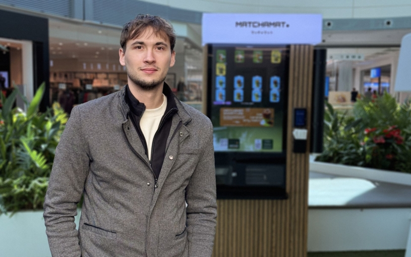 V garáži při studiích upravil svůj první automat na kávu, teď sází na matchu. Studenti po ní prahnou