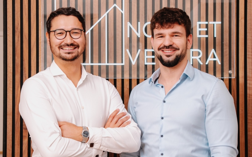 První byty rekonstruovali sami, pak přežili těžkou krizi. Teď prodávají dva týdně a míří na miliardu