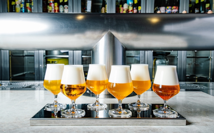 Jaké pivo pít v zimě? Poradíme, které styly jsou do chladného počasí nejlepší i co k nim zakousnout