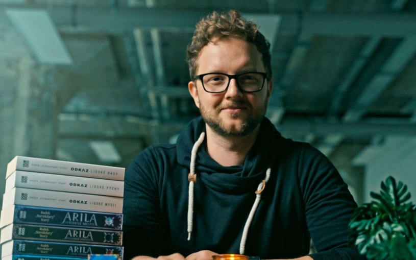 V dětství neměl ani na triko, na první počítač vydělal v kasinu. Teď vybral přes 7 milionů na své knihy