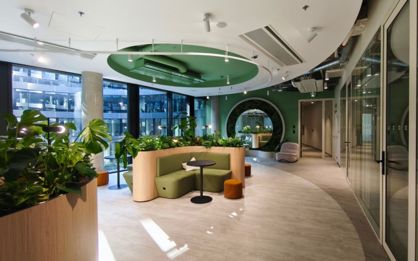 Ráno jóga, přes den fokus, večer sauna. Scott.Weber Workspace otevírá v Ostravě nové centrum