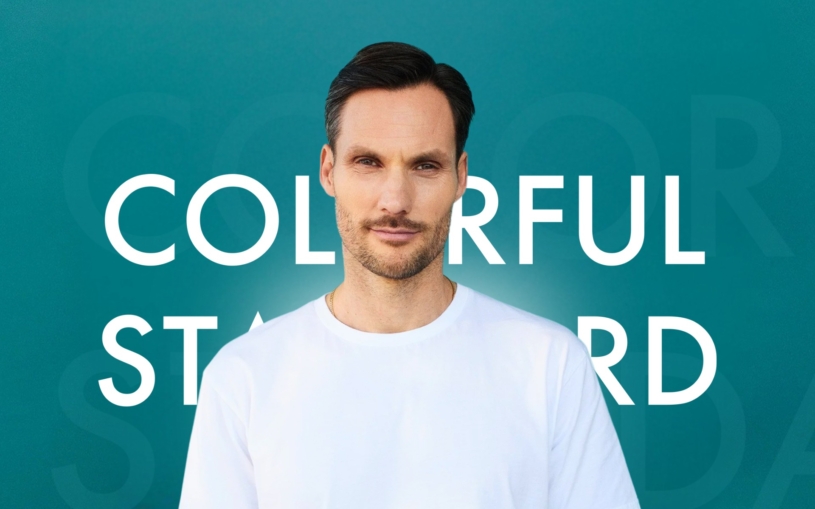 On je důvodem, proč styl tkví v obyčejnosti. Vyrábí trička či tepláky v odstínech, které ani neznáte