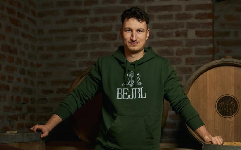 Dvanáct let dělal v bankách, pak ve sklepě začal kvasit ocet a dal výpověď. Teď ho prodává tisíce litrů