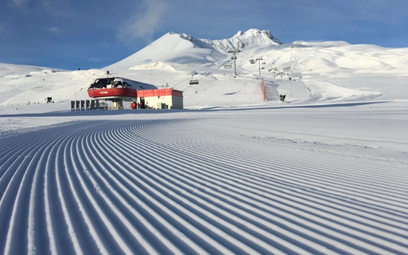 Alpy nejsou jediná lyžařská volba, Češi objevují zimní turecké hory pod sopkou Erciyes