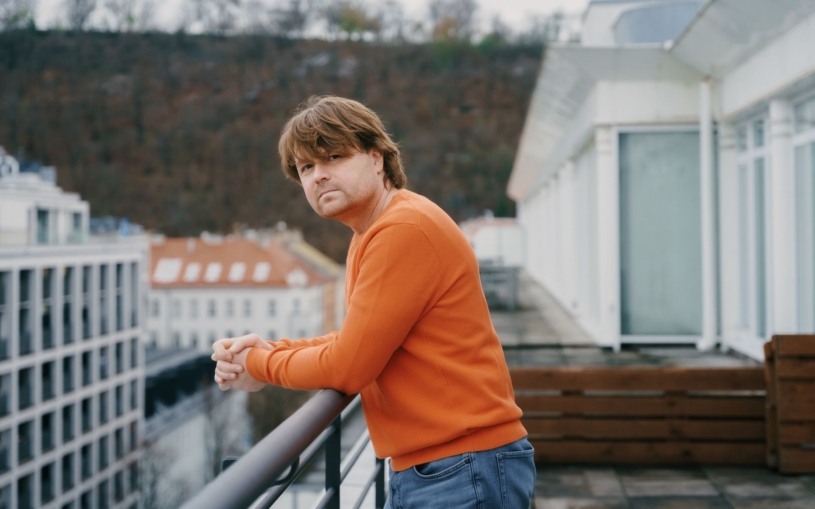 Se seriálovým Bajzou si lidé hned spojí Mentholku. V TV reklamě stále fungují známé tváře, říká expert