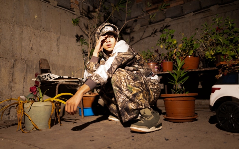 Už ve třinácti dostával zakázky od známých rapperů. Teď stvořil kampaň pro boty, o nichž kdysi snil