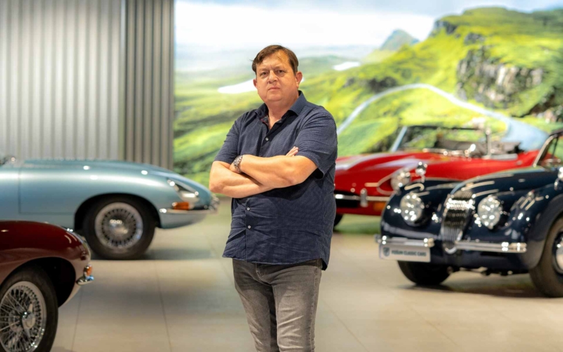 První auto opravil s tátou v deseti. Dnes na jihu Čech renovuje historické jaguáry i mercedesy za miliony