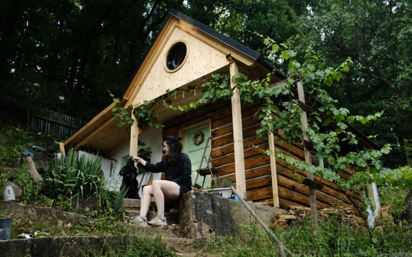 Smutek proměnila v rekonstrukci chaty. Dnes má už dvě a na sítích ke kutilství inspiruje další