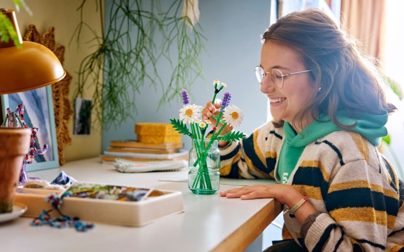 Kostičkové květinářství LEGO se rozrostlo o krásné kousky: tulipány, kaktusy a kopretiny s překvapením