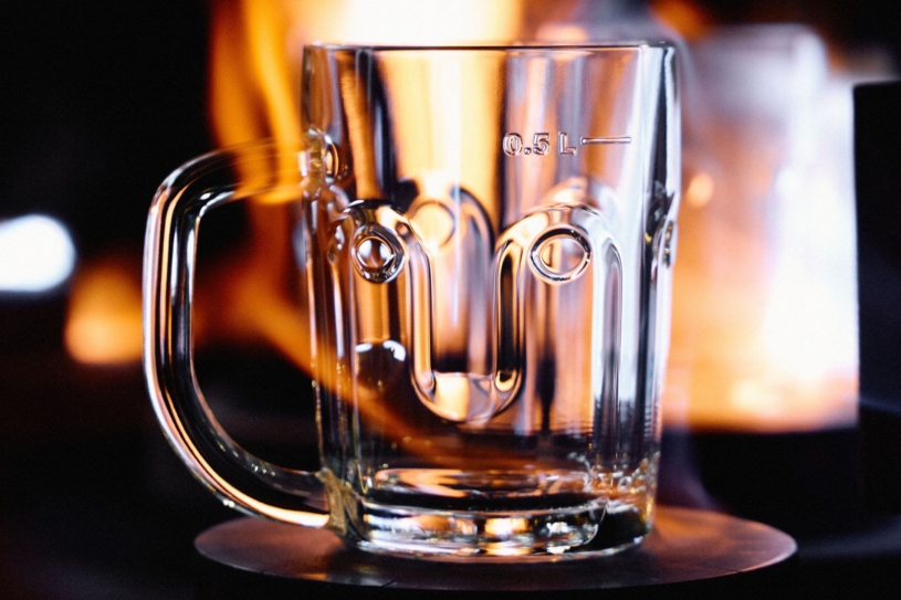 Do českých hospod české sklo! Ambiente pomohlo stvořit půllitry z křišťálu a teď je zkouší