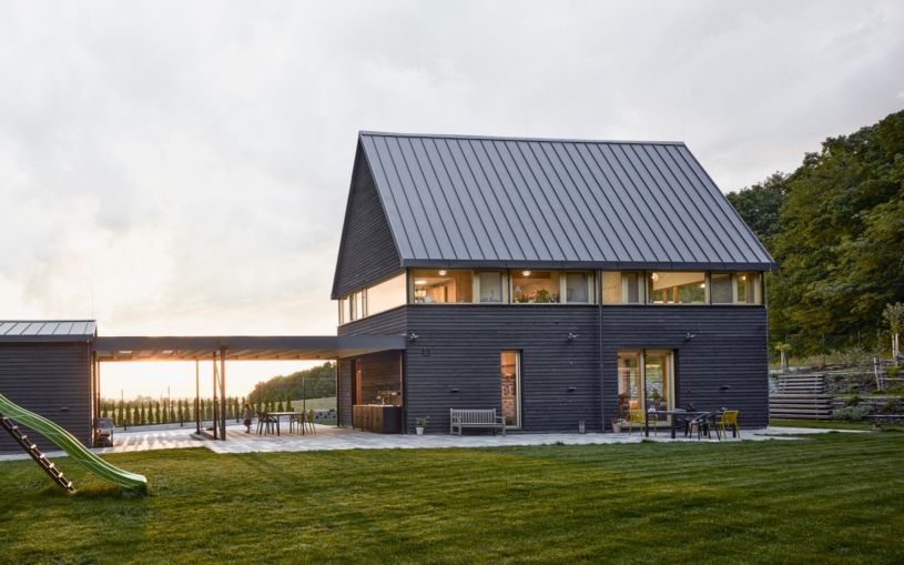 Na pomezí pole a lesa vyrostl rodinný dům s vyhlídkou a stodolou. Tam lze parkovat nebo tvořit