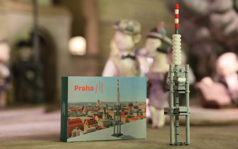 Žižkovská věž má malou ségru, kterou si položíte na stůl. Praha 3 vydala limitku z Lega, má 160 kostiček
