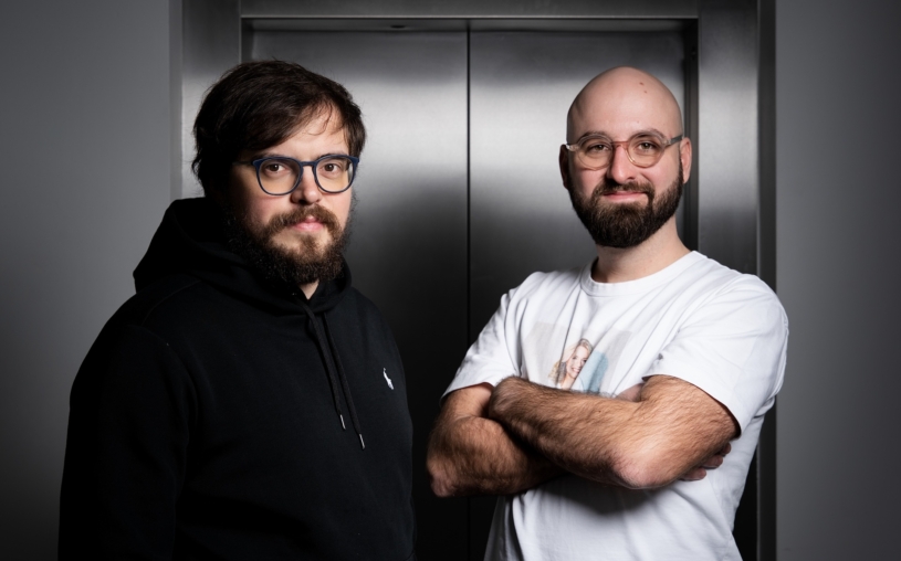 Ještě jim nebylo 35 let a už za stamiliony prodali dvě firmy. Když docházely peníze, vsadili na AI mánii