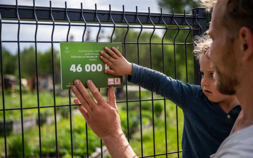 Sníte o sousedských setkáních a společných záhoncích? Kaufland vám na komunitní zahradu přispěje až sto tisíc