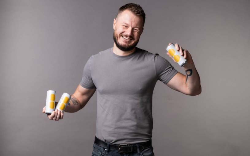 Má hnusnou chuť, ale hackne vám mozek. Jak barový guru restartoval s pomocí investorů svůj drink