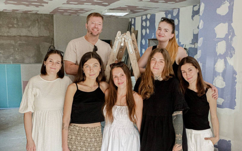 Šest kamarádů si ve Vršovicích otevřelo vysněnou kavárnu. Sází v ní na sousedskou atmosféru a signature kávu