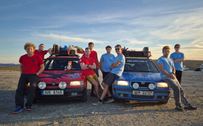 Koupili felicii za lahev hruškovice a vyjeli s ní až za polární kruh. Dokument z výpravy míří do kin