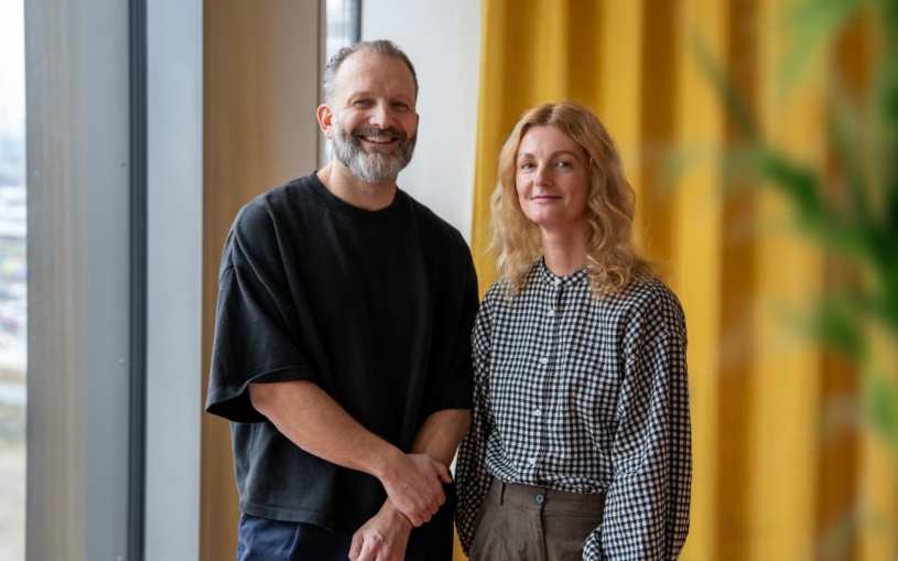 Zapomněli vzít na dovolenou knížky. A tak vytvořili aplikaci, která teď motivuje číst i děti ve školách