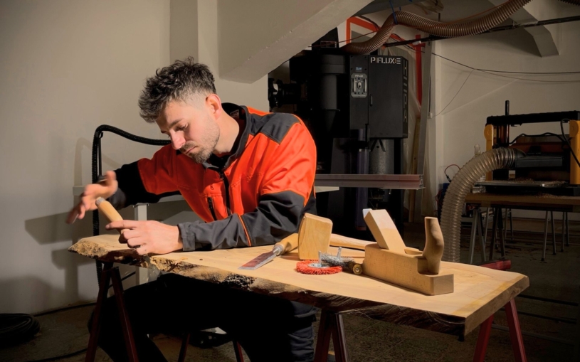 Z teplého místa v HR k prachu v truhlárně. Manažerovi vypovědělo tělo službu a pomohla až manuální práce