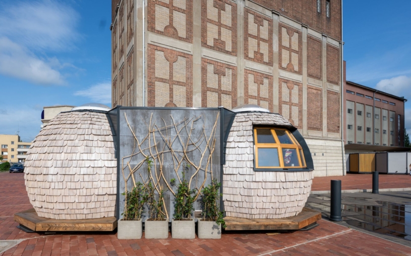 Stavebnictví může za třetinu odpadu v Evropě. Češi se to rozhodli změnit, třeba izolací z tenisáků