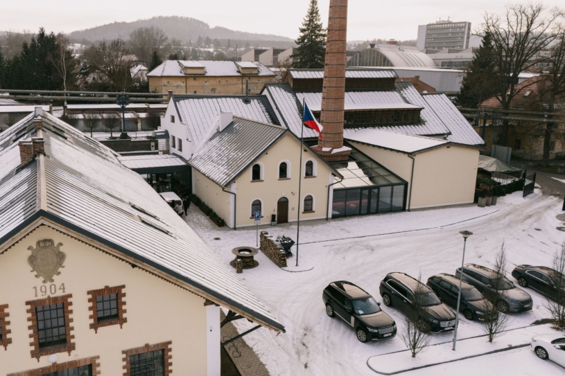 Stoletá sklárna u Sázavy málem upadla v zapomnění. Teď se mění v centrum, kam můžete na koncert i za byznysem