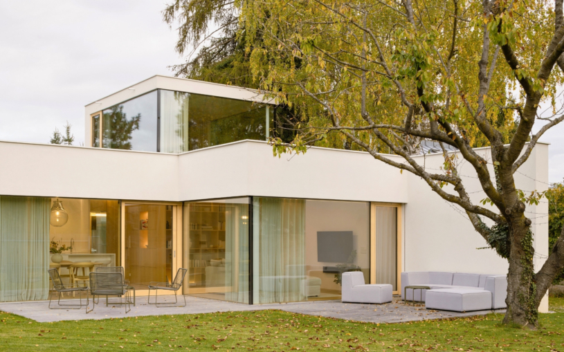 Dům, který se tváří jako vila, schovali architekti za plot. Nemá být okázalý, hlavní roli hraje světlo