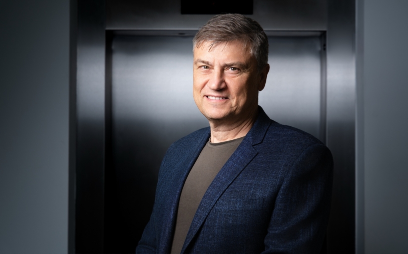 S byznysem začal v roce 1990, teď poprvé vydělal miliardu. Recept na úspěch? Delegujte a jezděte vypnout