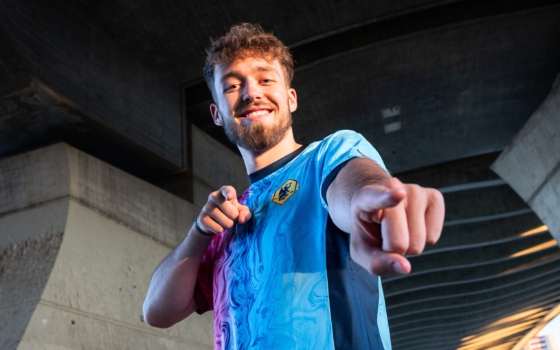 Ukáže vám světový fotbal z míst, kam se běžně nedostanete. Když je doma, vydělává stovky tisíc na YouTube