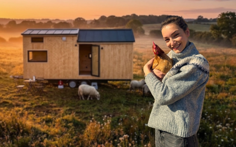 Modelka vyměnila Karlín za tiny house. Buduje farmu v Modřanech a zachraňuje slepice před jatky