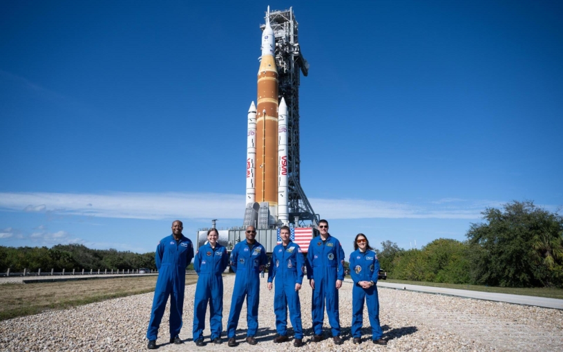 Vesmírné závody jsou zpět. NASA vysílá astronauty k Měsíci, aby připravila cestu k jeho osídlení