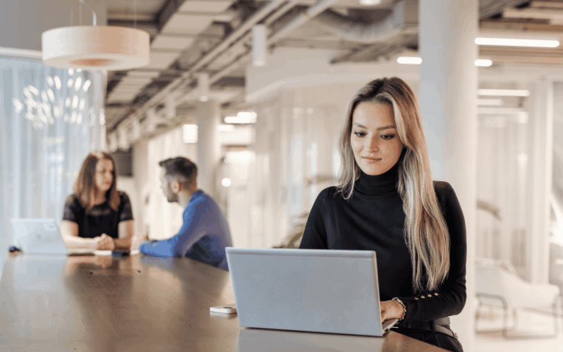 Dostat se na pohovor je pro juniory stále složitější. Firmy chtějí absolventy s praxí, některé si je učí