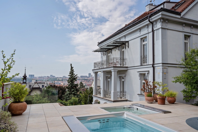 Skvost z Vinohrad má novou majitelku. Od Václava Dejčmara ho koupila za skoro čtvrt miliardy