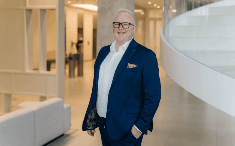 Na TikToku vystupuje jako Dave B. Šéf auditu Deloitte ukazuje mladým, proč je to sexy obor