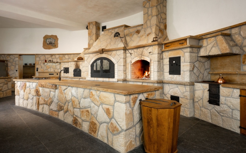 Investor si nechal postavit neobvyklou kuchyň. Padlo na ni 48 tun kamene a má být největší v Evropě