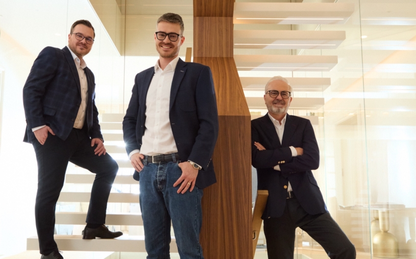 Předloni 770 milionů, loni už 4,6 miliardy. Klan Hubáčků si mne ruce, jejich banka rekordně vydělala