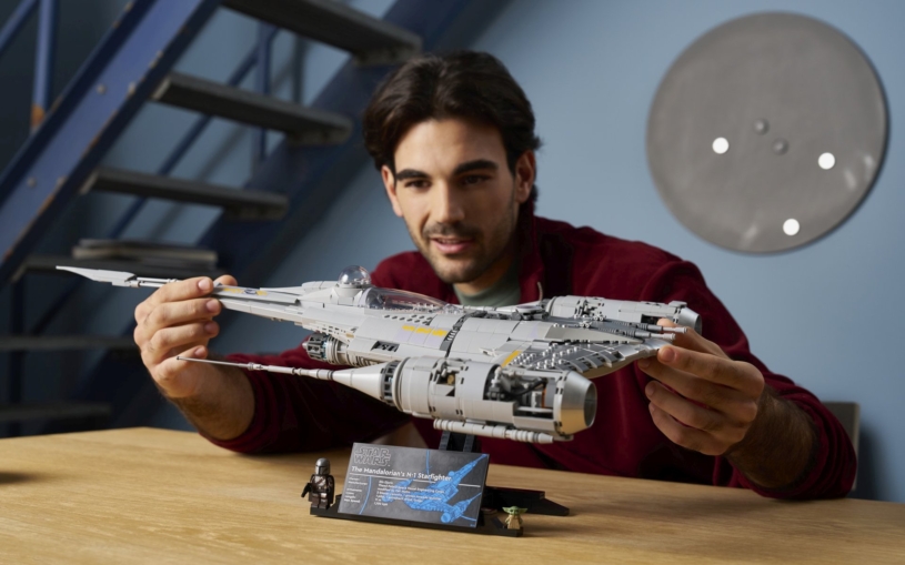 Sexy stíhačka s nejroztomilejším členem posádky. Do Česka přilétá pořádně působivé Star Wars Lego