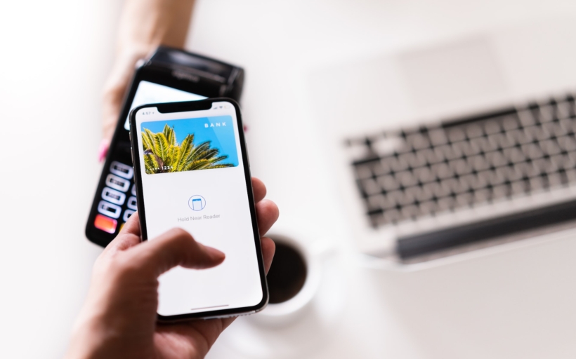 apple-pay-iphone-1-min