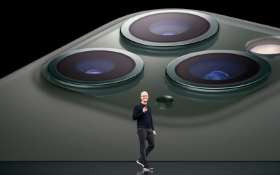 tim-cook-iphone11-pro-apple