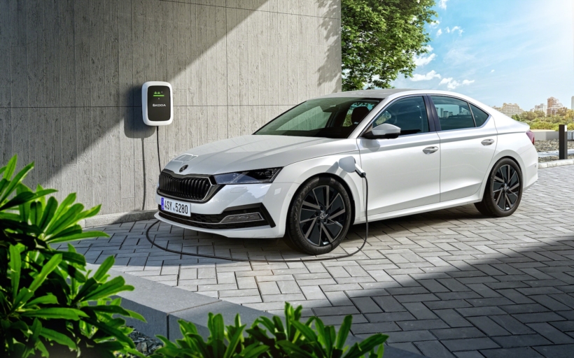 skoda-octavia-iv-combi-hybrid-charging-min