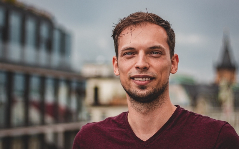 me_2019_quadrio_background_50p-min