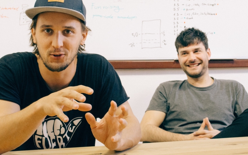 peter-duris-vlavo-a-tomas-ondrejka-vpravo-si-nevedeli-napisat-zivotopis-dnes-ich-tvorba-zivotopisov-zivi-foto_-kickresume