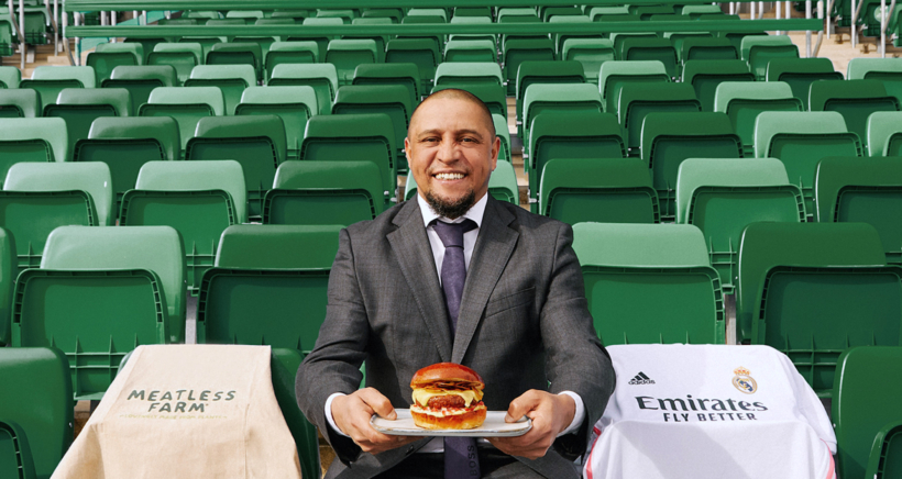 real-madrid-roberto-carlos-holding-meatless-farm-burger