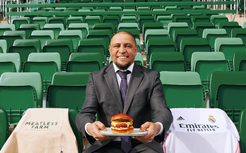 real-madrid-roberto-carlos-holding-meatless-farm-burger
