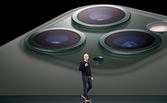 tim-cook-iphone11-pro-apple-keynote