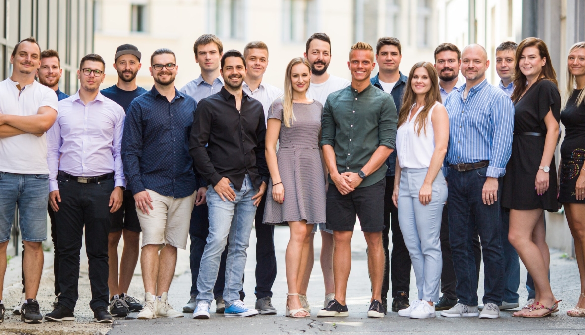 dgnteam2021-boxed-min