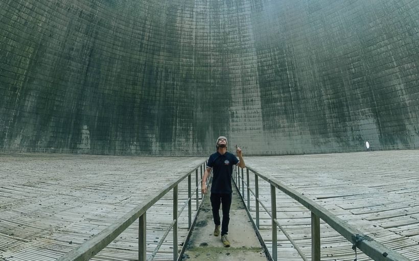 Uvnitř temelínské chladící věže. Nahoře je dechberoucí výhled na jižní Čechy