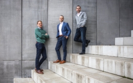 Pointee  zelený svetr Ivo Knejp, modré sako Jan Strnad, šedivý svetr Martin Vitouš